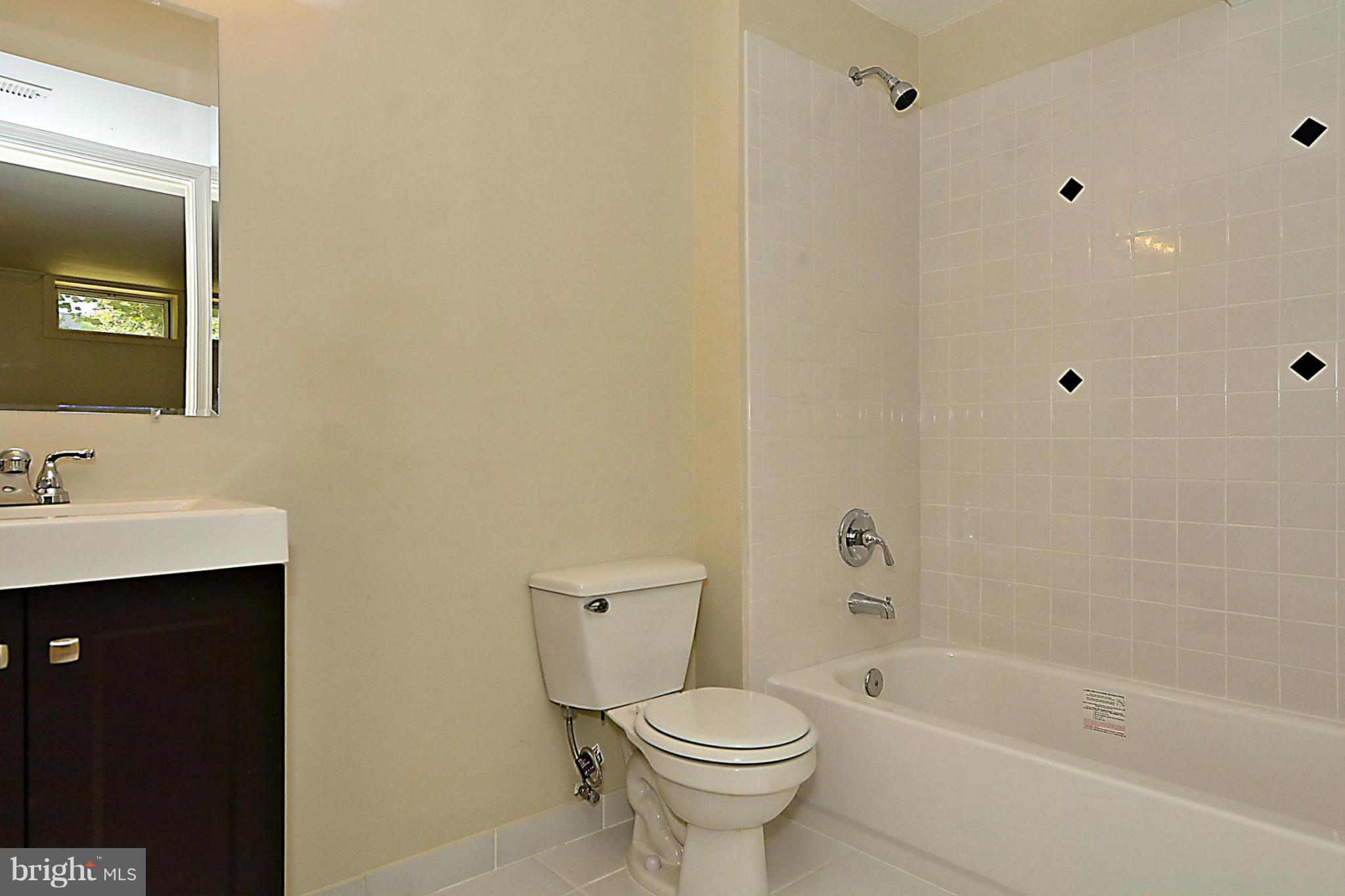 43641 Intrepid Street Chantilly, VA 20152 - Photo 30 of 30 Lower level bath