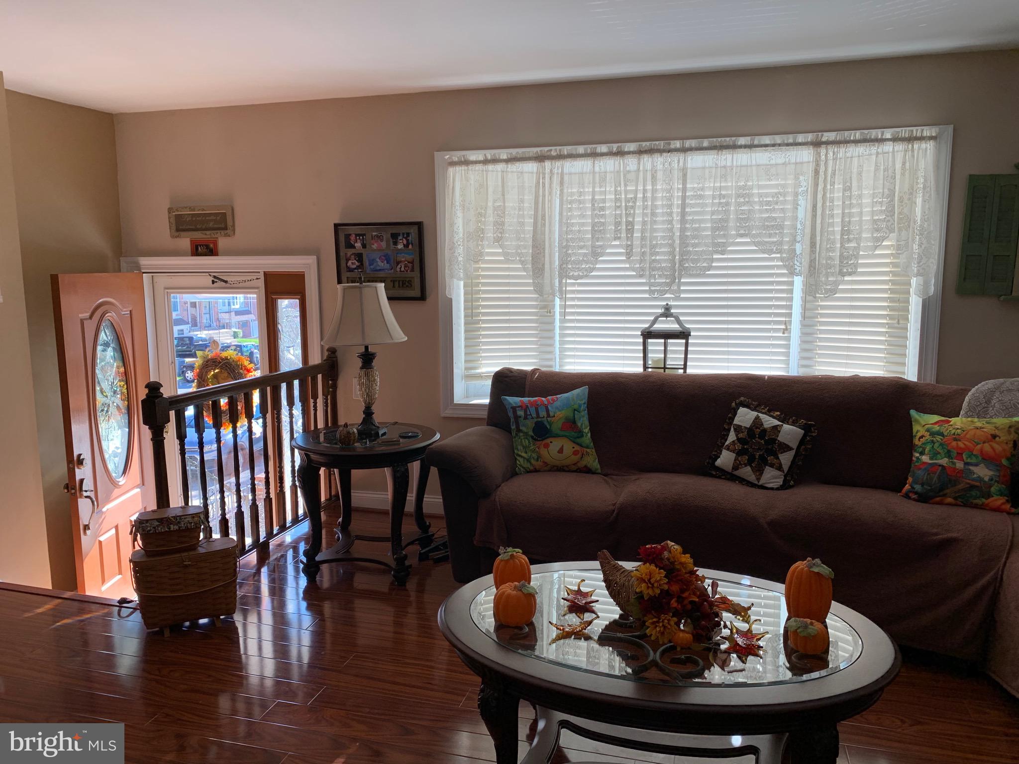 12824 Elnora Road Philadelphia, PA 19154 - Photo 3 of 34 Living Room