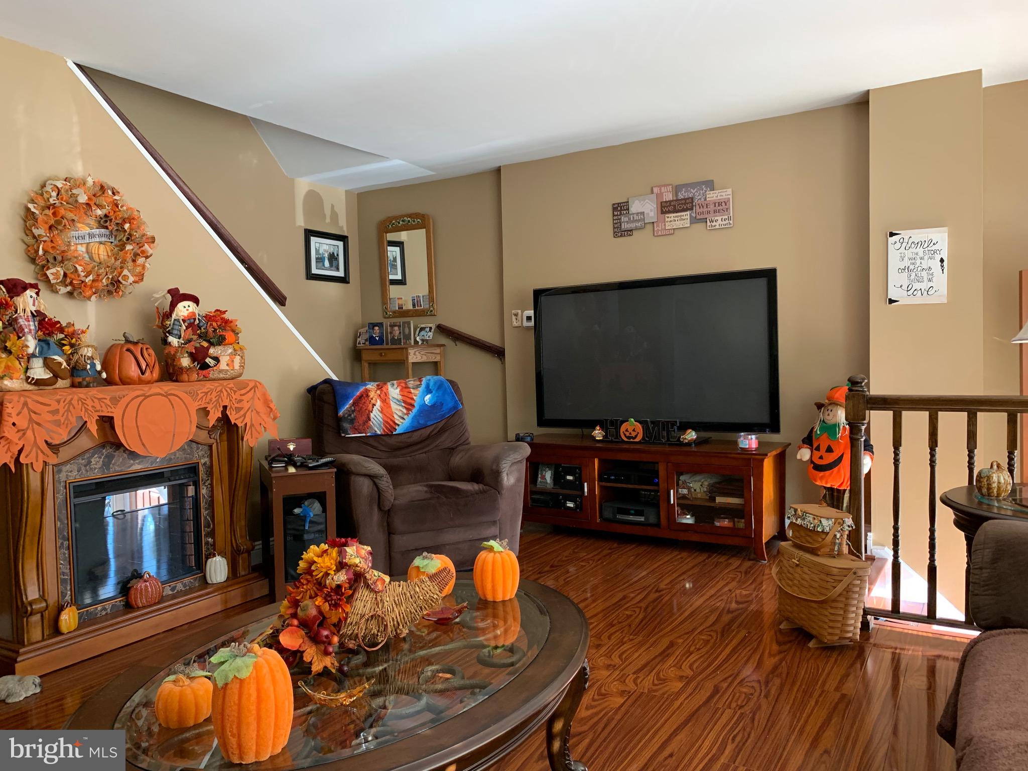 12824 Elnora Road Philadelphia, PA 19154 - Photo 6 of 34 Living Room