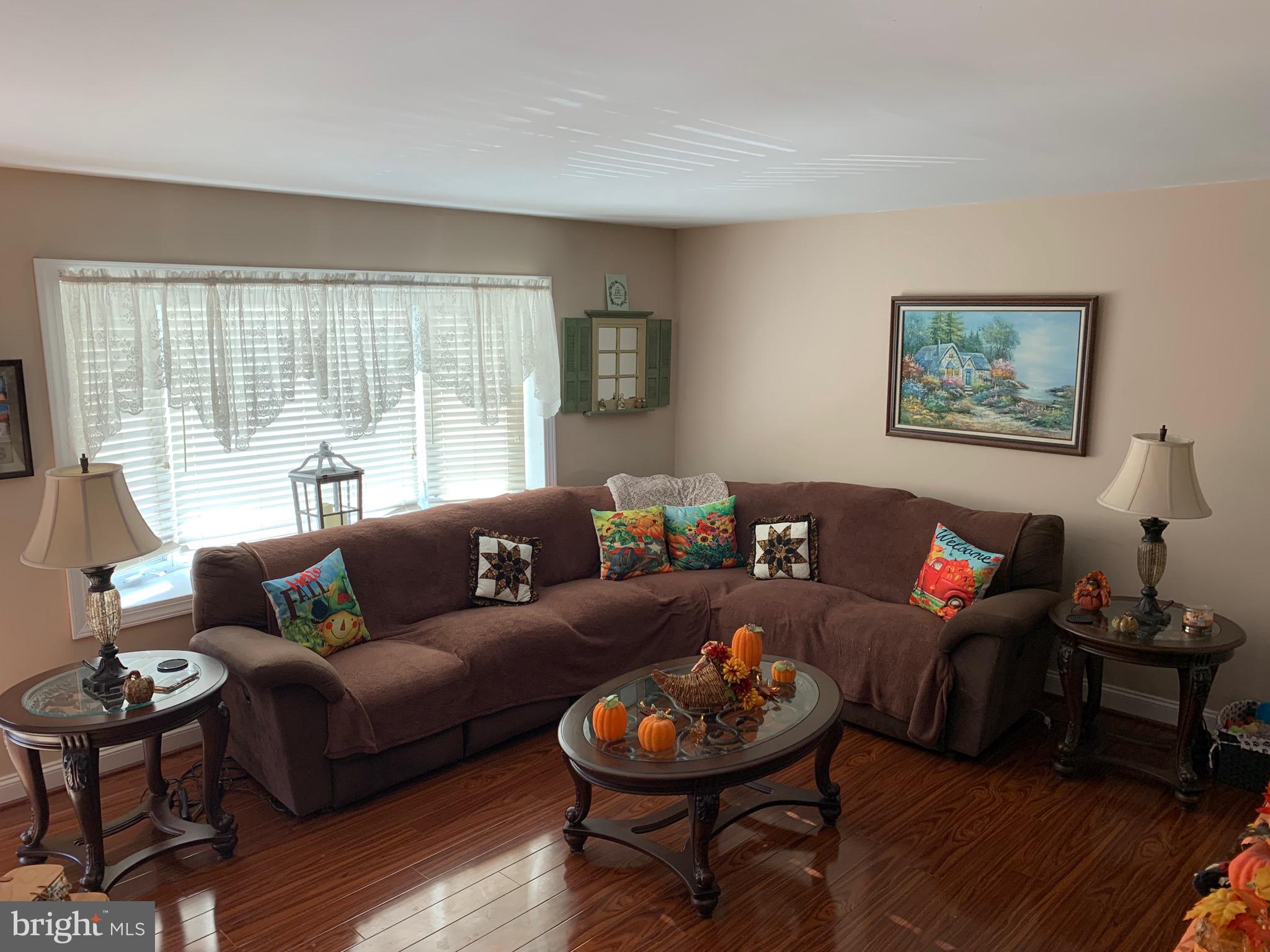 12824 Elnora Road Philadelphia, PA 19154 - Photo 7 of 34 Living Room