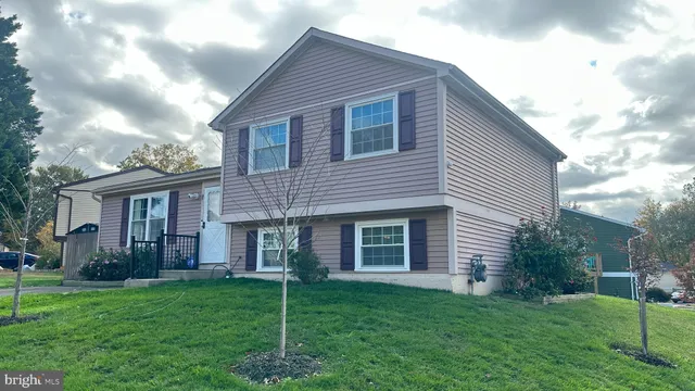 a view of a house that has a yard