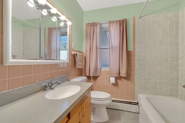 $275,000 | 220 Earl Avenue, Joliet, IL 60436