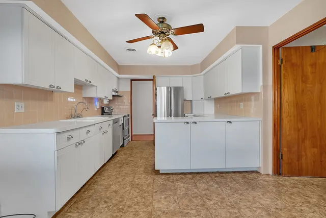 $275,000 | 220 Earl Avenue, Joliet, IL 60436