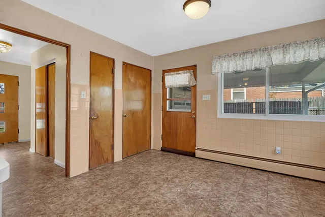 $275,000 | 220 Earl Avenue, Joliet, IL 60436