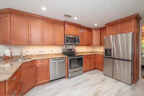 $829,000 | 55 Lakebridge Drive South, Kings Park, NY 11754