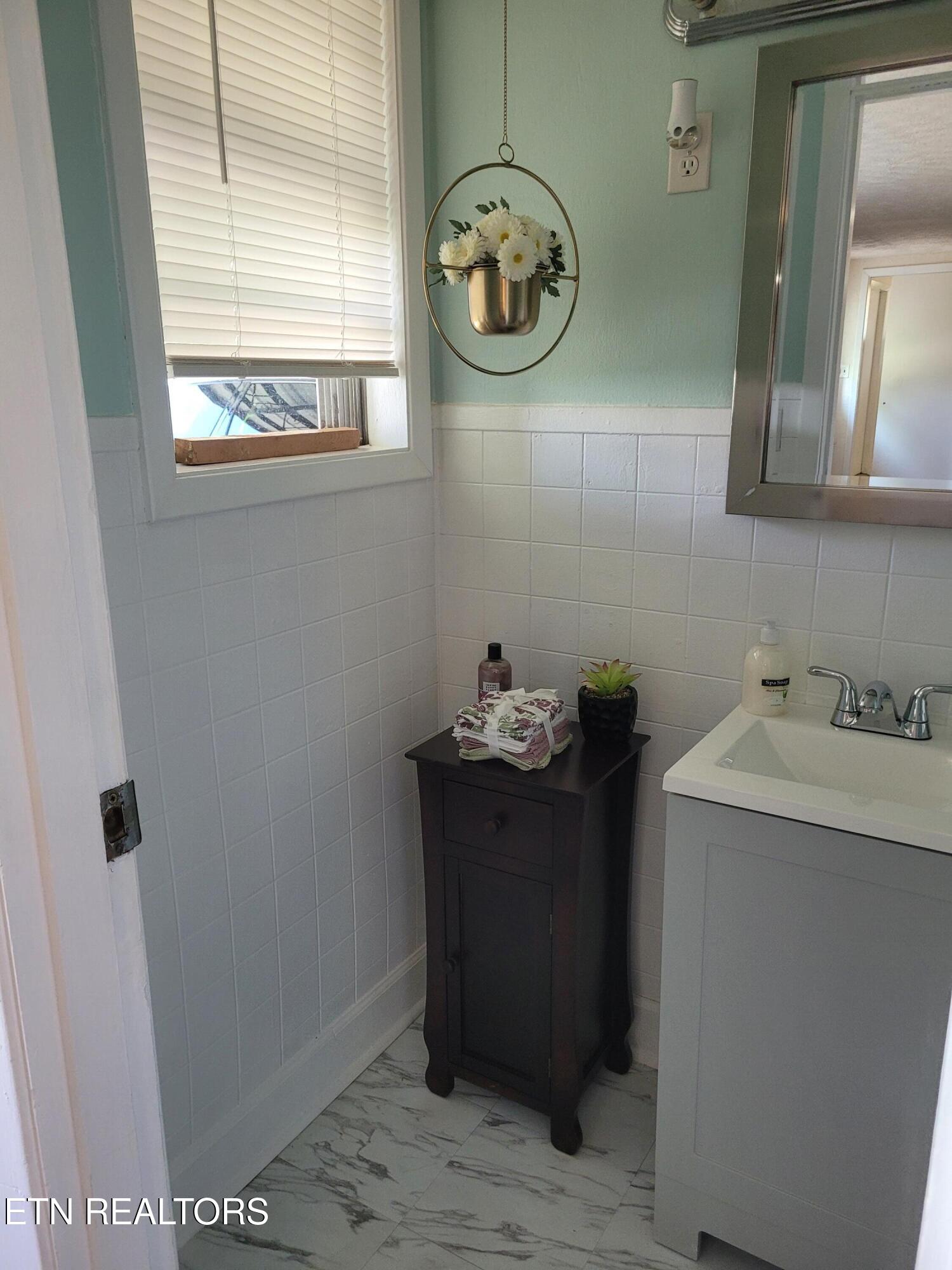 505 Cusick Road Rockford, TN 37853 - Photo 35 of 52 Main Bathroom