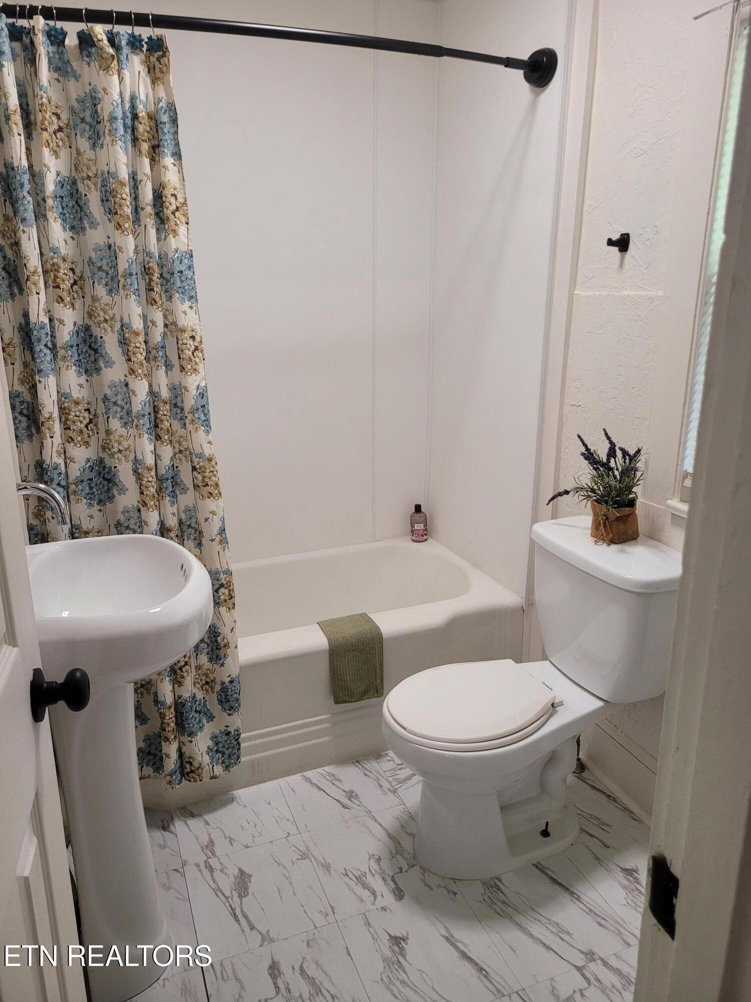 505 Cusick Road Rockford, TN 37853 - Photo 51 of 52 Full Bathroom