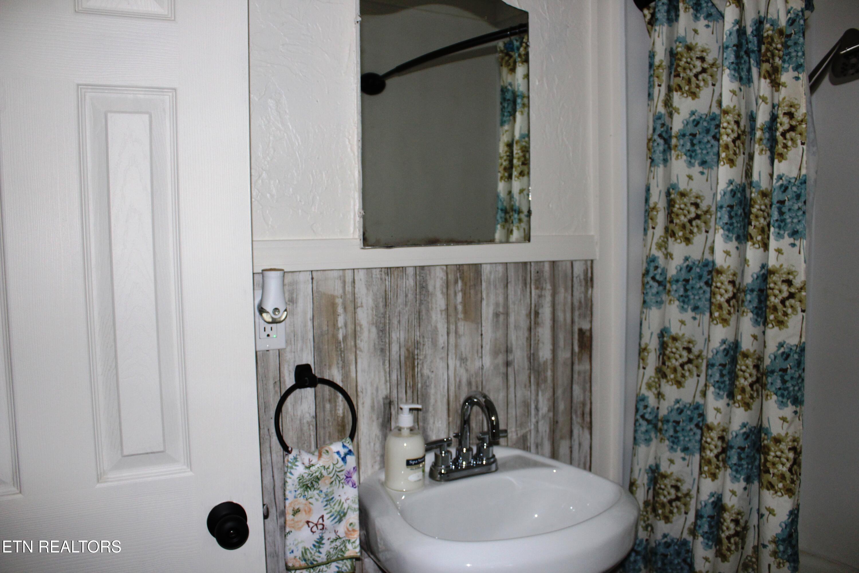 505 Cusick Road Rockford, TN 37853 - Photo 52 of 52 Full Bathroom