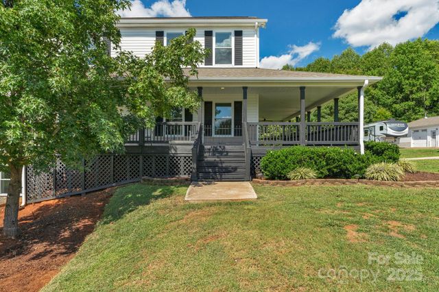 a view of a house with backyard and garden