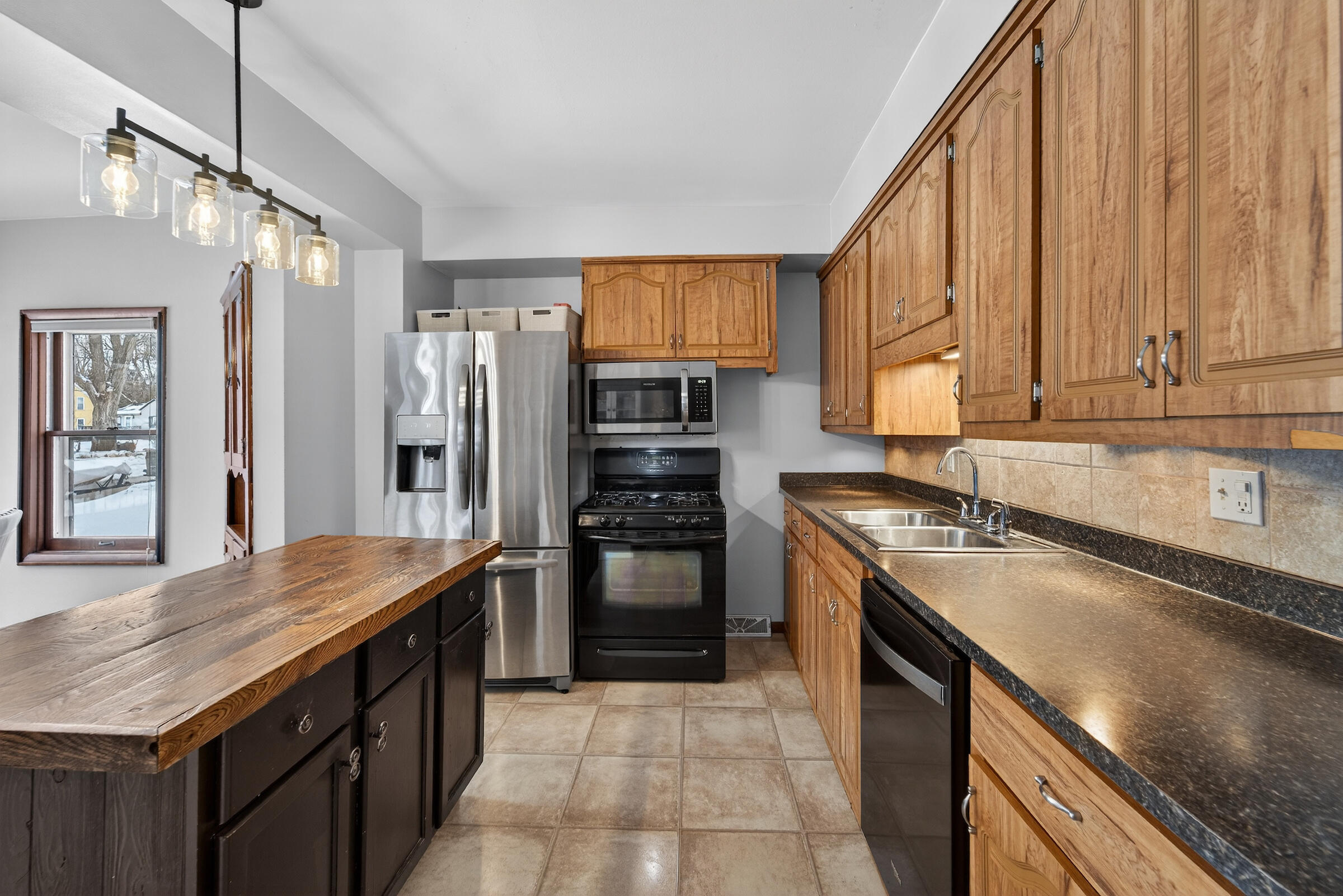 416 South Rural Street Hartford, WI 53027 - Photo 8 of 26 DSC09736