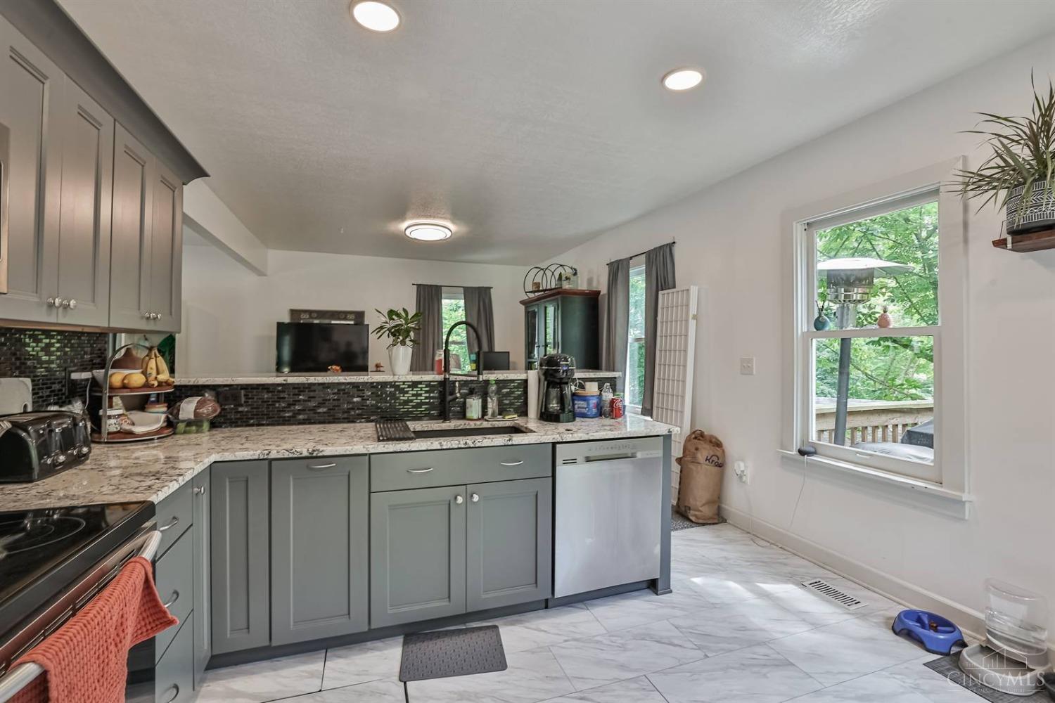 585 Sutton Road Cincinnati, OH 45230 - Photo 9 of 27