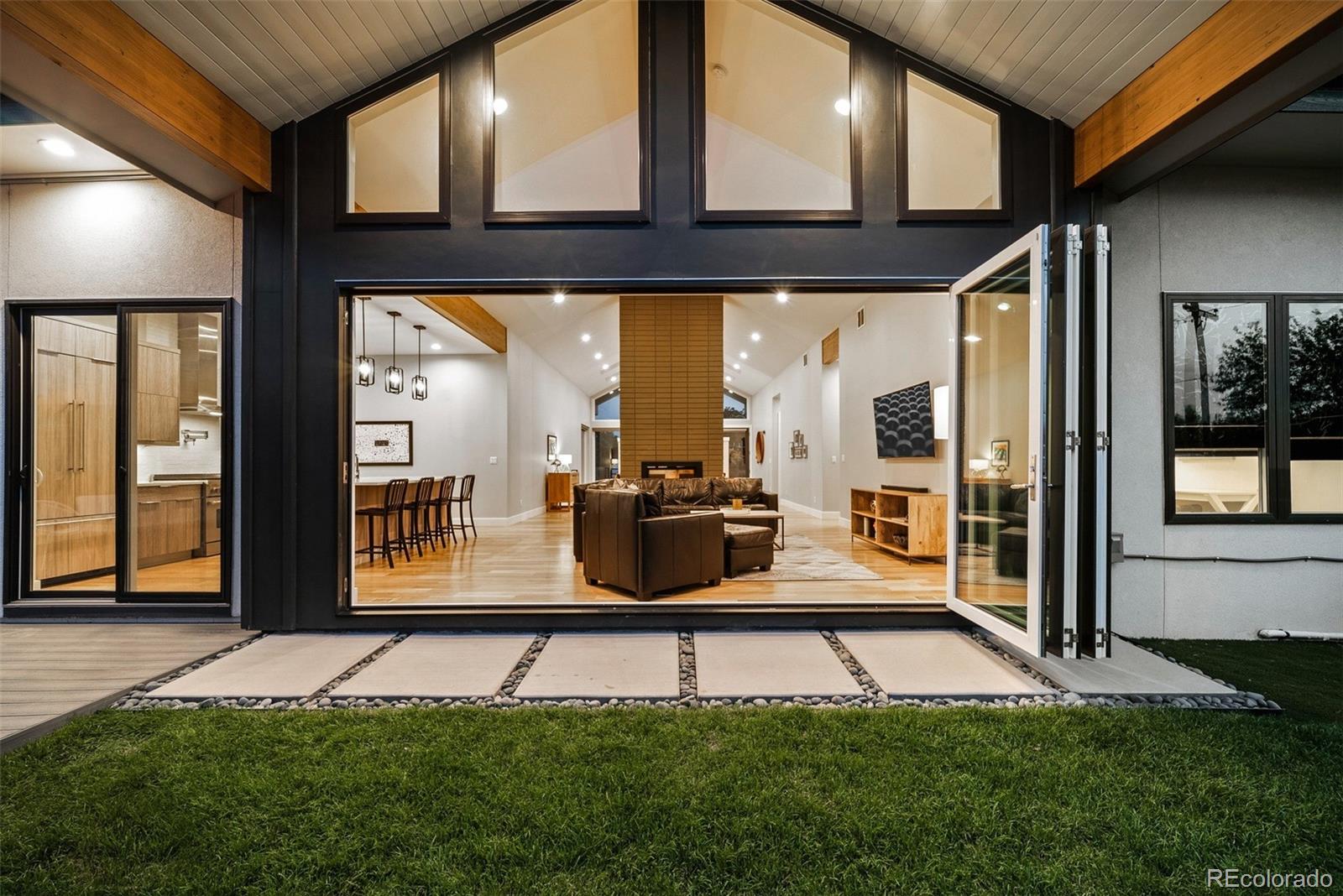 5409 East Bails Drive Denver, CO 80222 - Photo 9 of 40