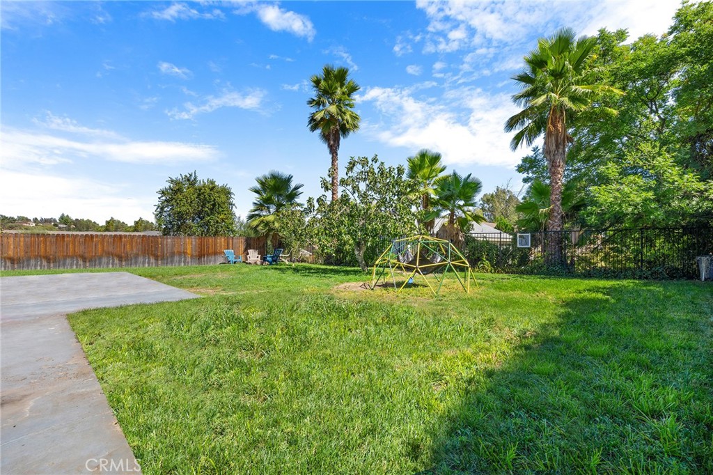 29951 Cactus Place Temecula, CA 92592 - Photo 25 of 46 a view of a garden with a tree