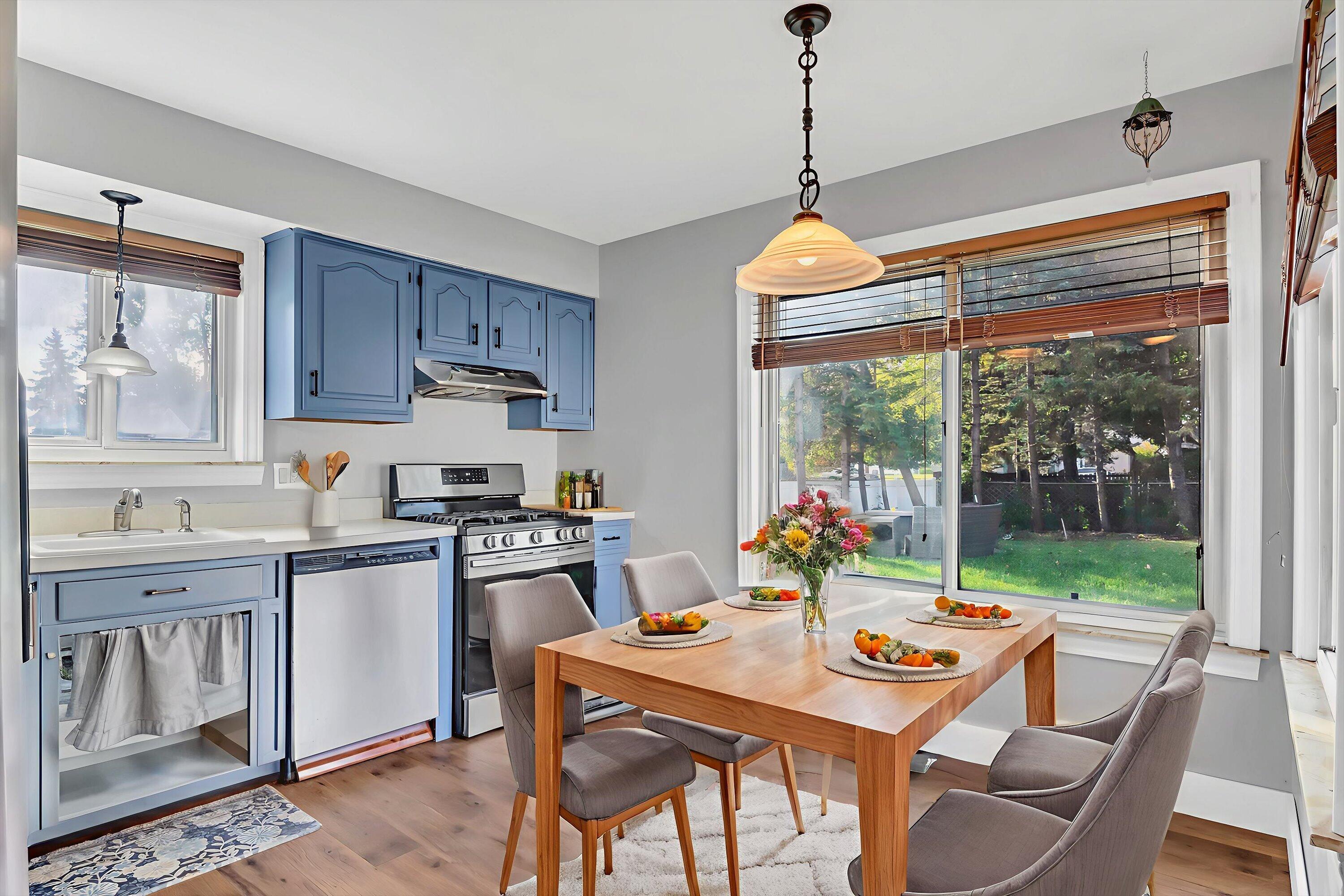 22115 Derby Road Woodhaven, MI 48183 - Photo 14 of 58 16-DSC04315 - Dining Room - Modern - 20
