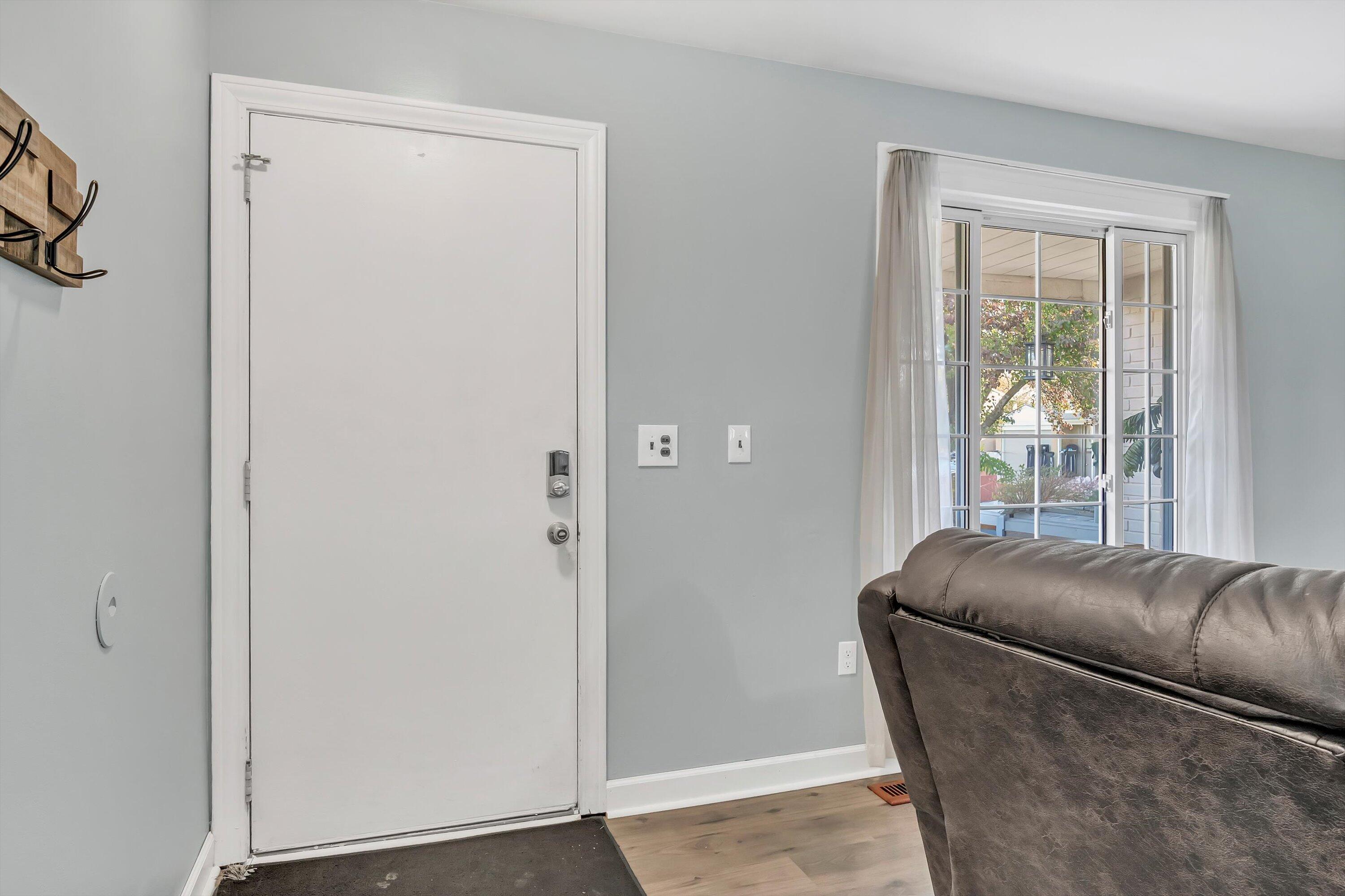 22115 Derby Road Woodhaven, MI 48183 - Photo 5 of 58 06-DSC04275