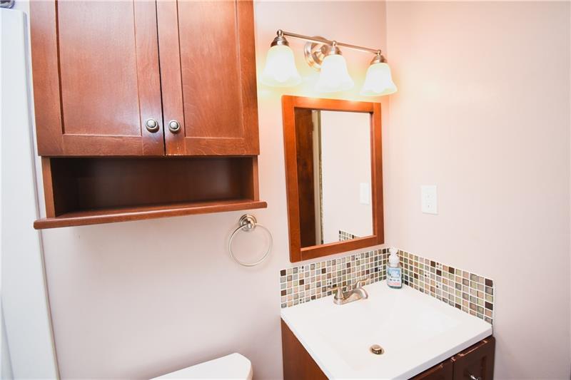 670 Lindsay Road Carnegie, PA 15106 - Photo 11 of 25 Full Bathroom Bedroom Level