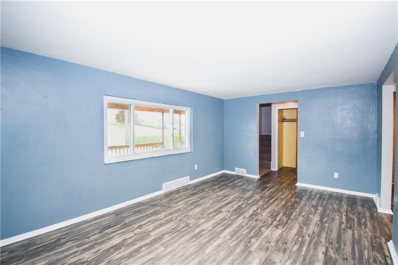 670 Lindsay Road Carnegie, PA 15106 - Photo 3 of 25 Living Room