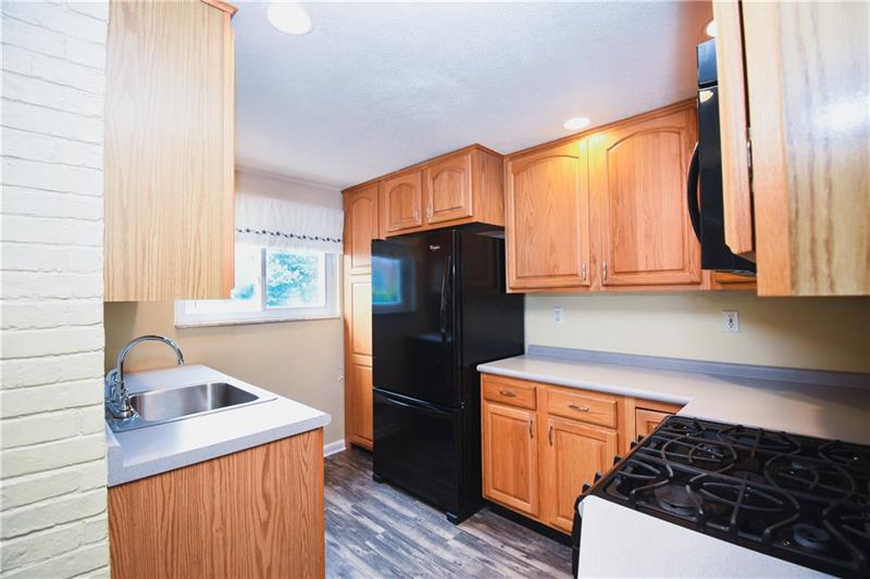 670 Lindsay Road Carnegie, PA 15106 - Photo 6 of 25 Kitchen