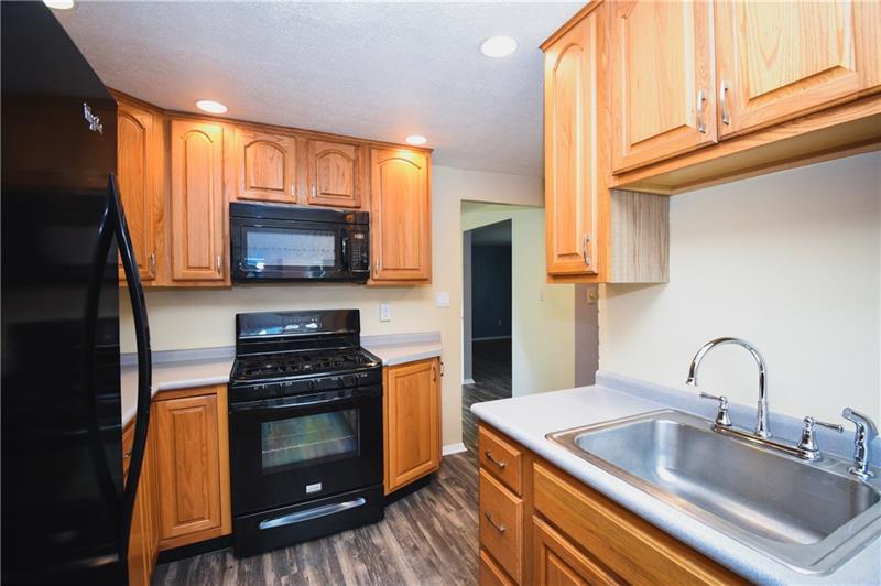 670 Lindsay Road Carnegie, PA 15106 - Photo 7 of 25 Kitchen