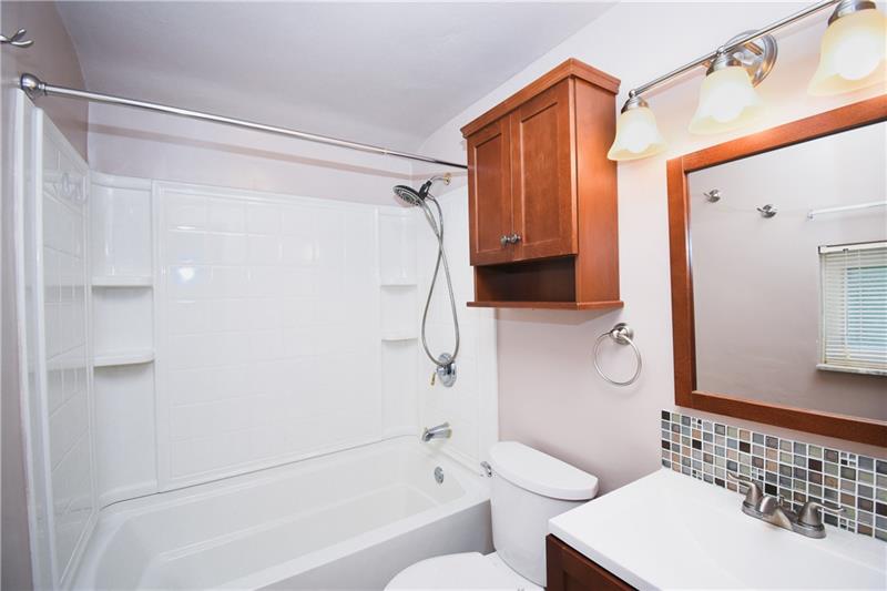 670 Lindsay Road Carnegie, PA 15106 - Photo 10 of 25 Full Bathroom, Bedroom Level