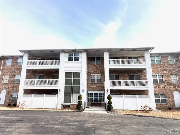 $160,000 | 920 Guelbreth Lane, Unit 103, Creve Coeur, MO 63141
