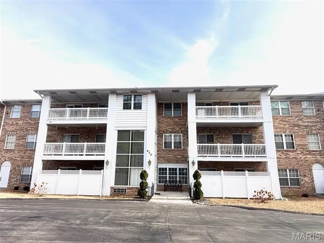 $170,000 | 920 Guelbreth Lane, Unit 103, Creve Coeur, MO 63141
