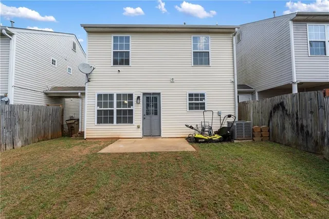 a view of a house with yard and garage