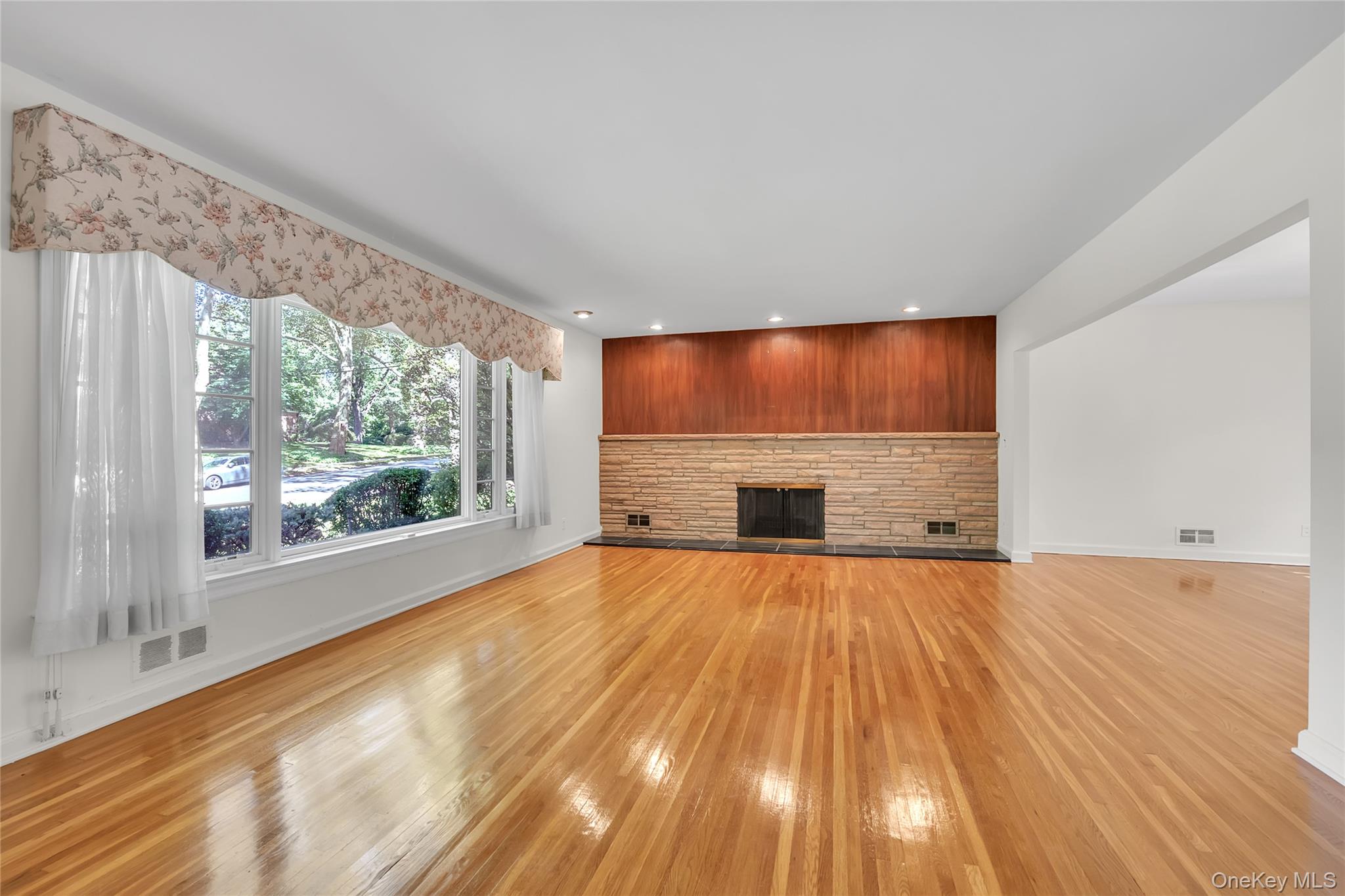 238 Clent Road Great Neck, NY 11021 - Photo 4 of 26 Gallery Image 4