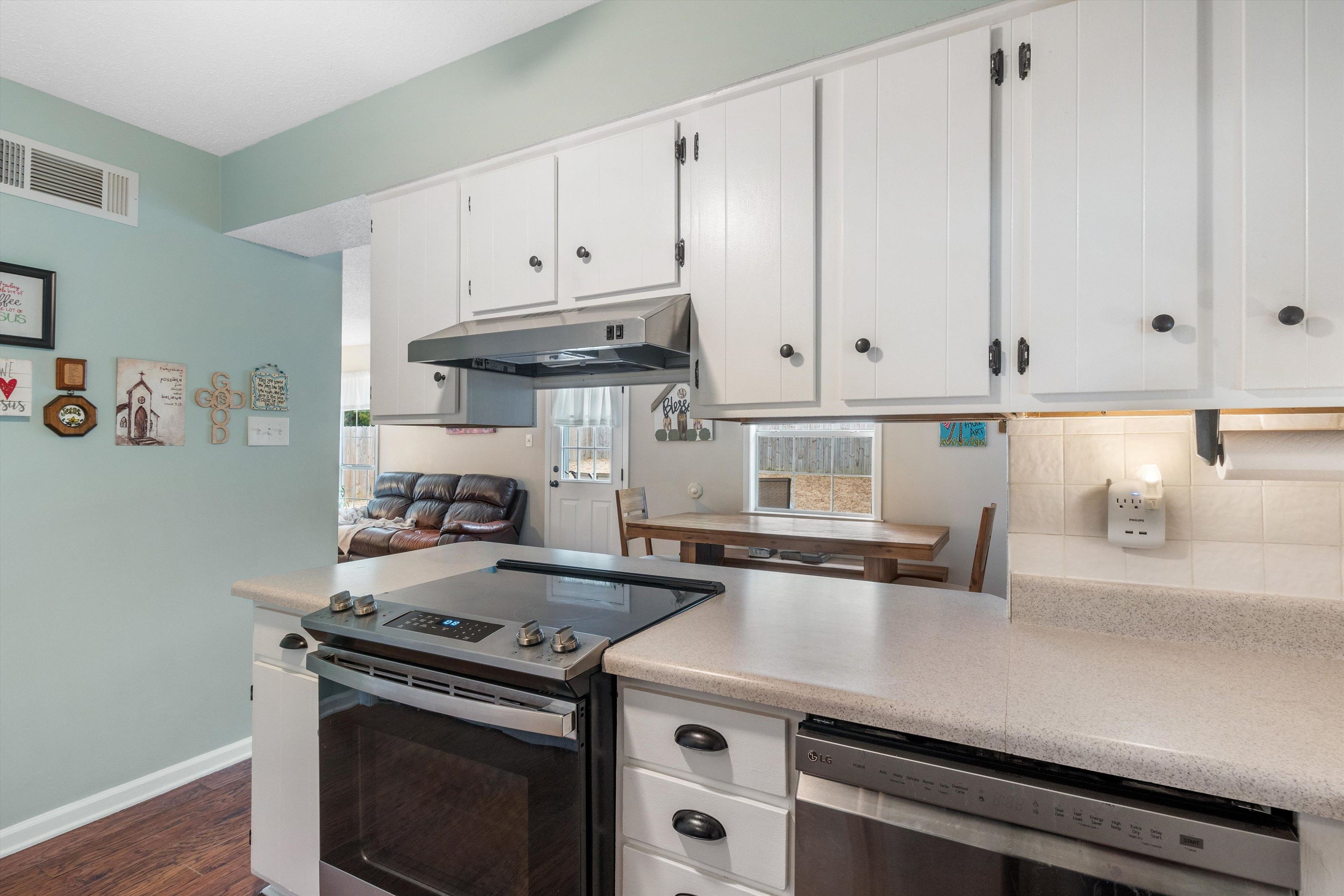 2984 Ruffle Drive Bartlett, TN 38134 - Photo 6 of 31 a kitchen with granite countertop white cabinets and stainless steel appliances
