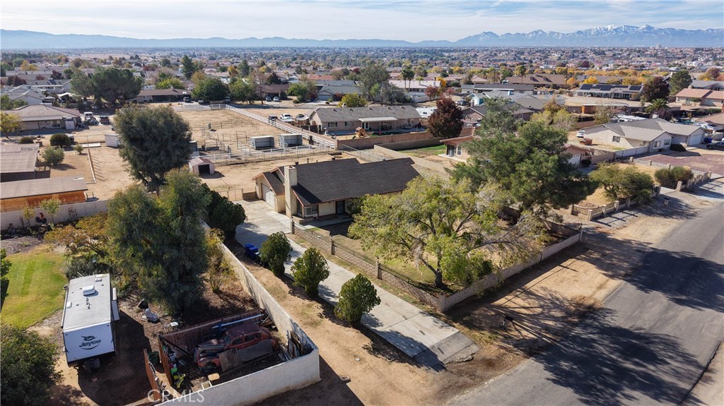 18891 Shoshonee Road Apple Valley, CA 92307 - Photo 31 of 33 an aerial view of multiple house