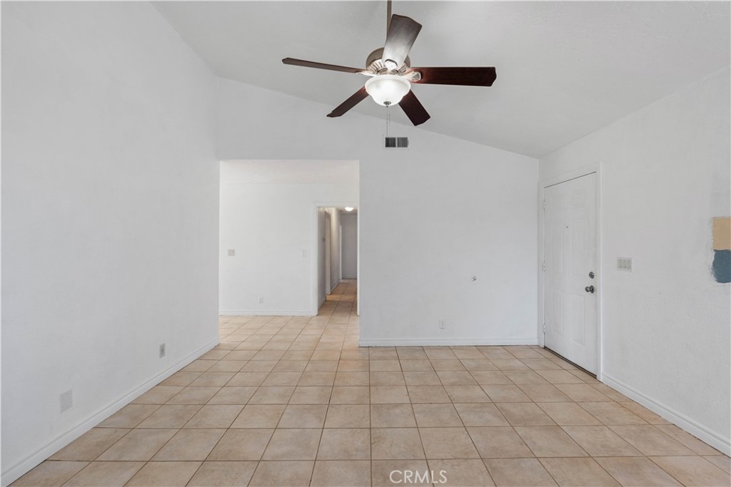 18891 Shoshonee Road Apple Valley, CA 92307 - Photo 4 of 33 a view of an empty room