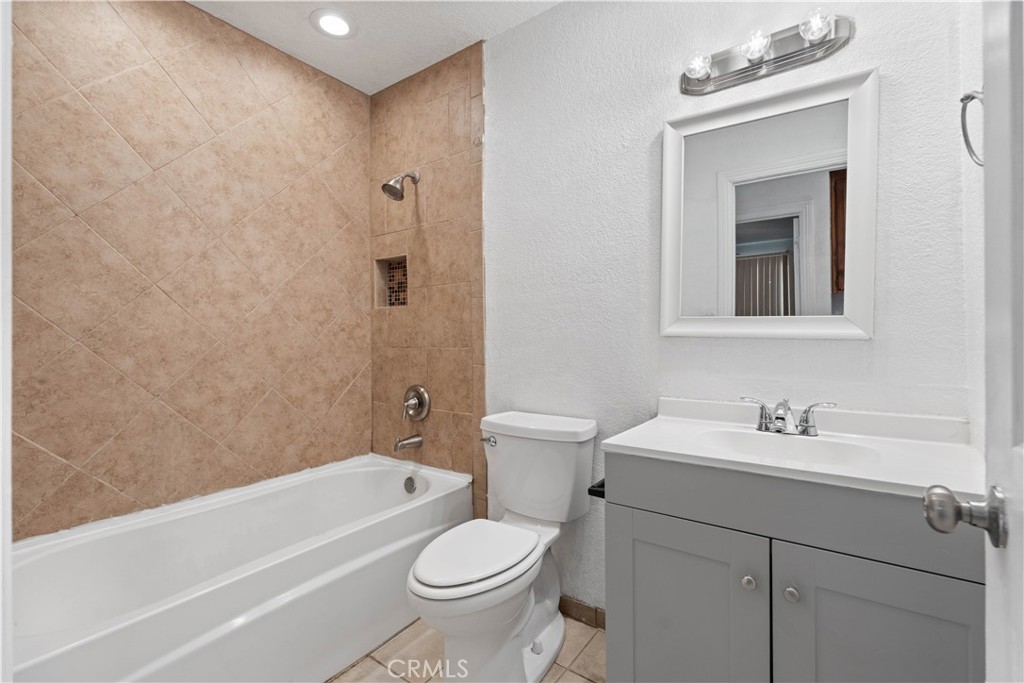 18891 Shoshonee Road Apple Valley, CA 92307 - Photo 10 of 33 a bathroom with a sink toilet and shower