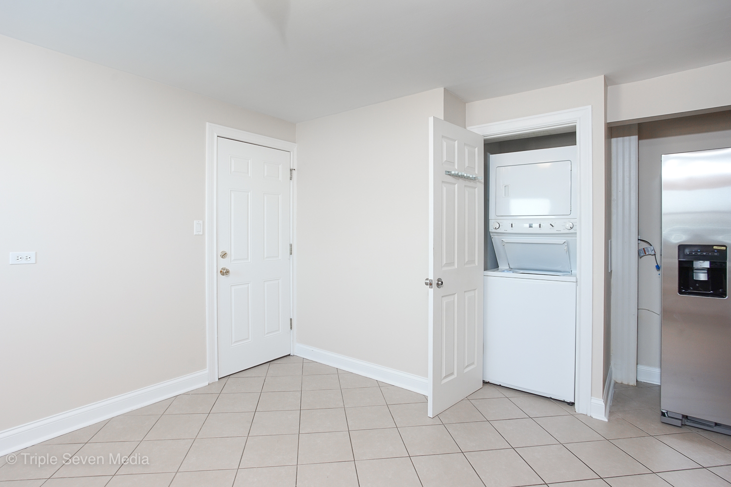 6952 West 65th Street, Unit 3C Chicago, IL 60638 - Photo 5 of 17 a view of an empty room and closet area
