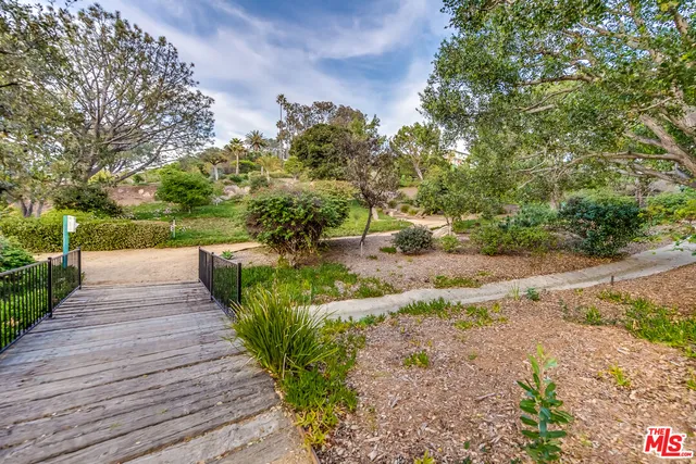 $6,500 | 17352 Sunset Boulevard, Unit 301, Pacific Palisades, CA 90272