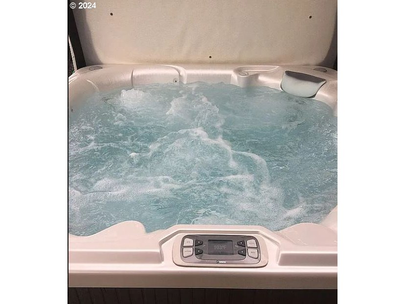 4091 Scenic Drive Eugene, OR 97404 - Photo 17 of 45 Hot Tub