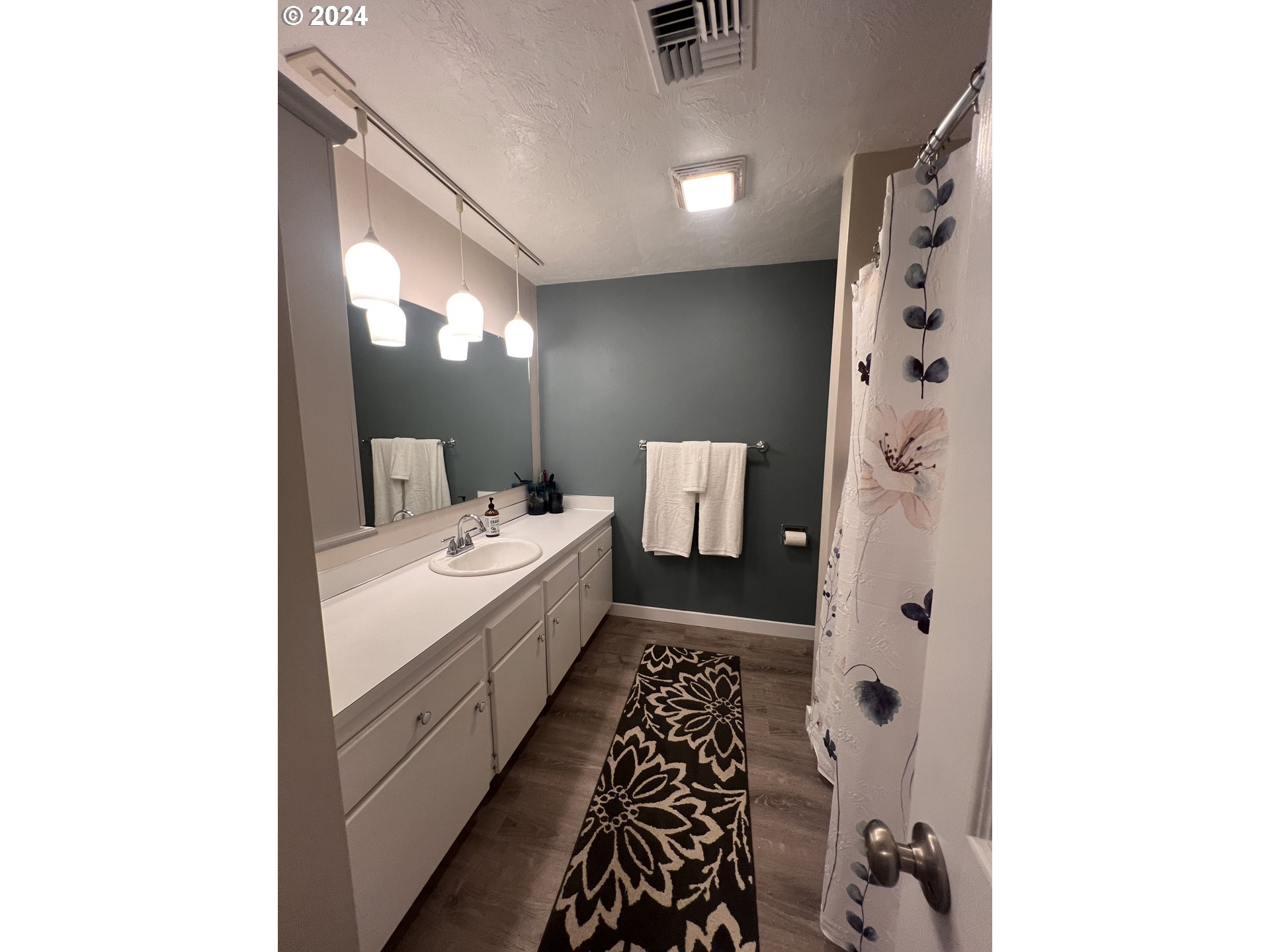 4091 Scenic Drive Eugene, OR 97404 - Photo 21 of 45 Bathroom