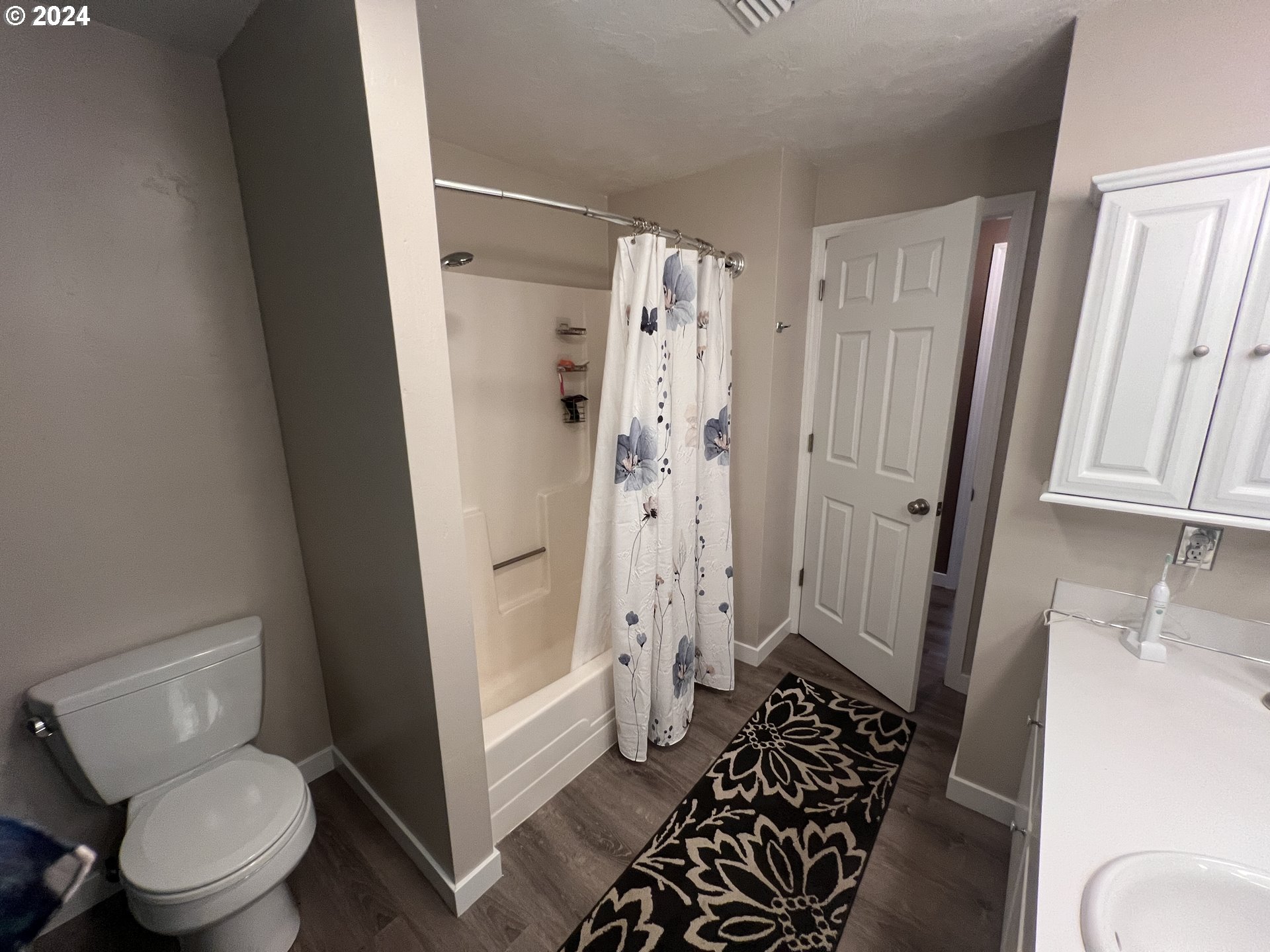 4091 Scenic Drive Eugene, OR 97404 - Photo 22 of 45 Bathroom