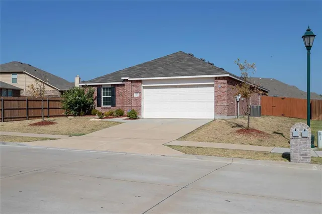$2,150 | 1412 Lone Pine Drive, Little Elm, TX 75068