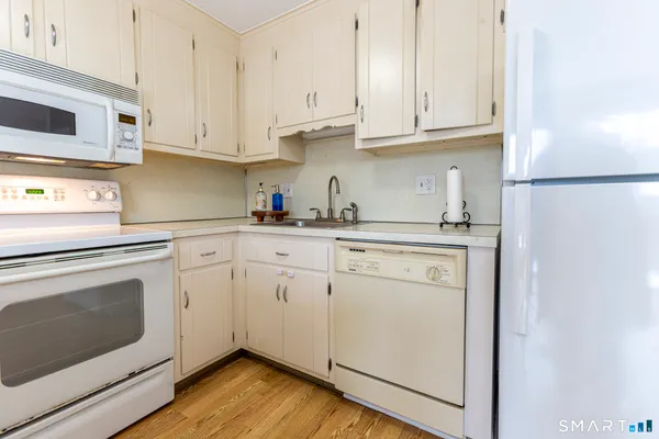 $239,900 | 71 White Oak Avenue, Unit B6, Plainville, CT 06062