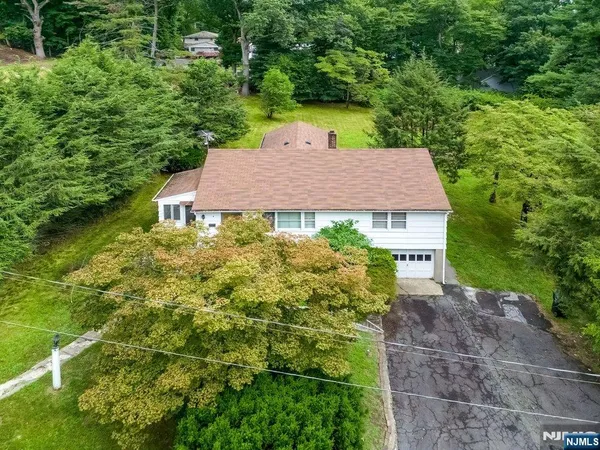 $899,000 | 4 Schubert Lane, Paramus, NJ 07652