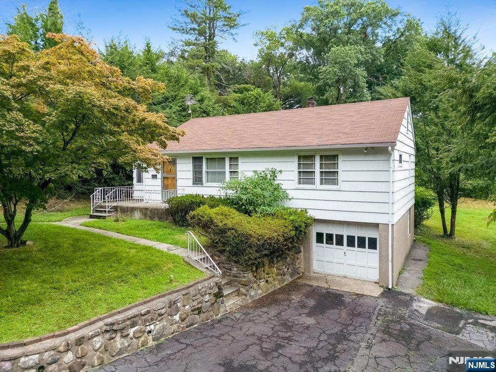 4 Schubert Lane Paramus, NJ 07652 - Photo 2 of 15