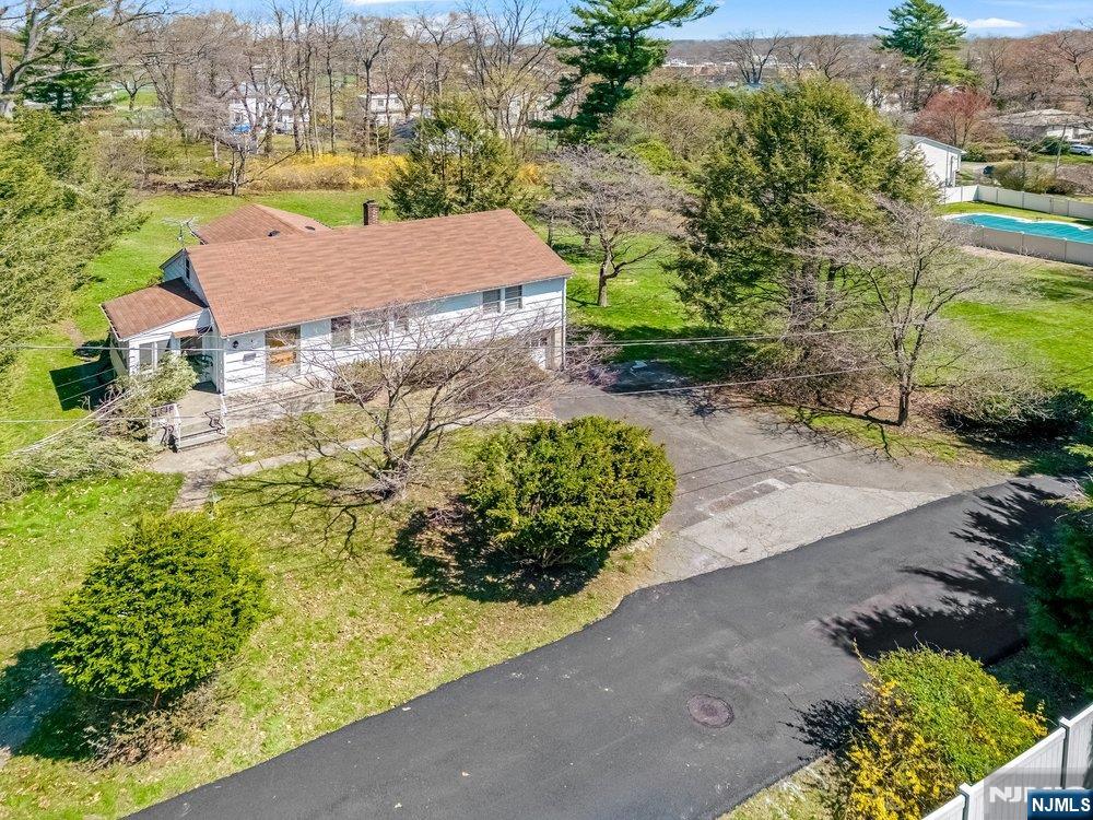 4 Schubert Lane Paramus, NJ 07652 - Photo 3 of 15