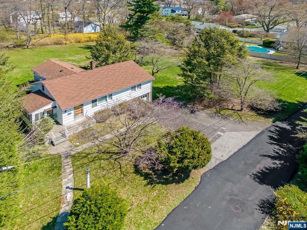 4 Schubert Lane Paramus, NJ 07652 - Photo 4 of 15