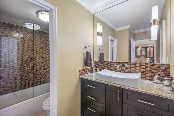 100 Lincoln Road, Unit 1208 Miami Beach, FL 33139 - Photo 11 of 26 Master bath