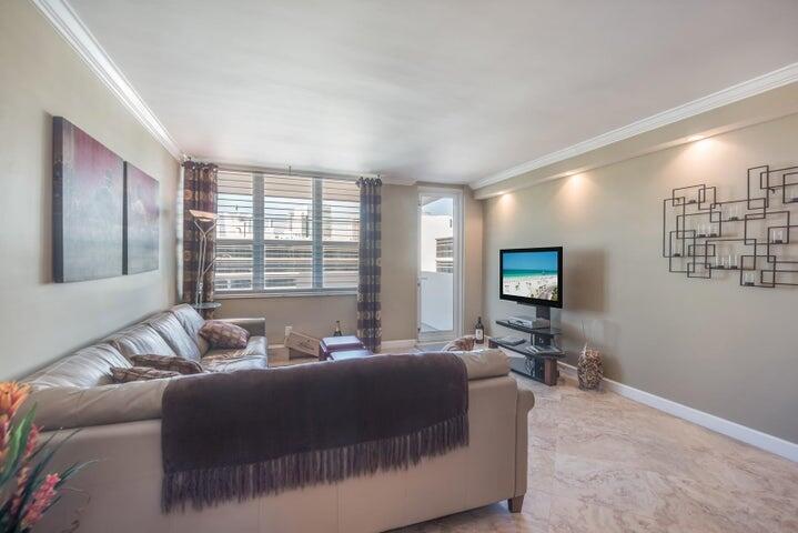 100 Lincoln Road, Unit 1208 Miami Beach, FL 33139 - Photo 2 of 26 Living room