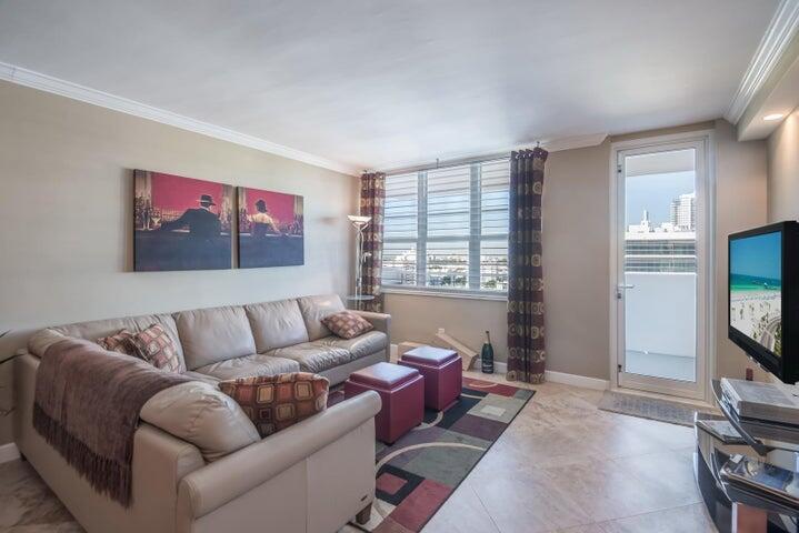 100 Lincoln Road, Unit 1208 Miami Beach, FL 33139 - Photo 3 of 26 Living room