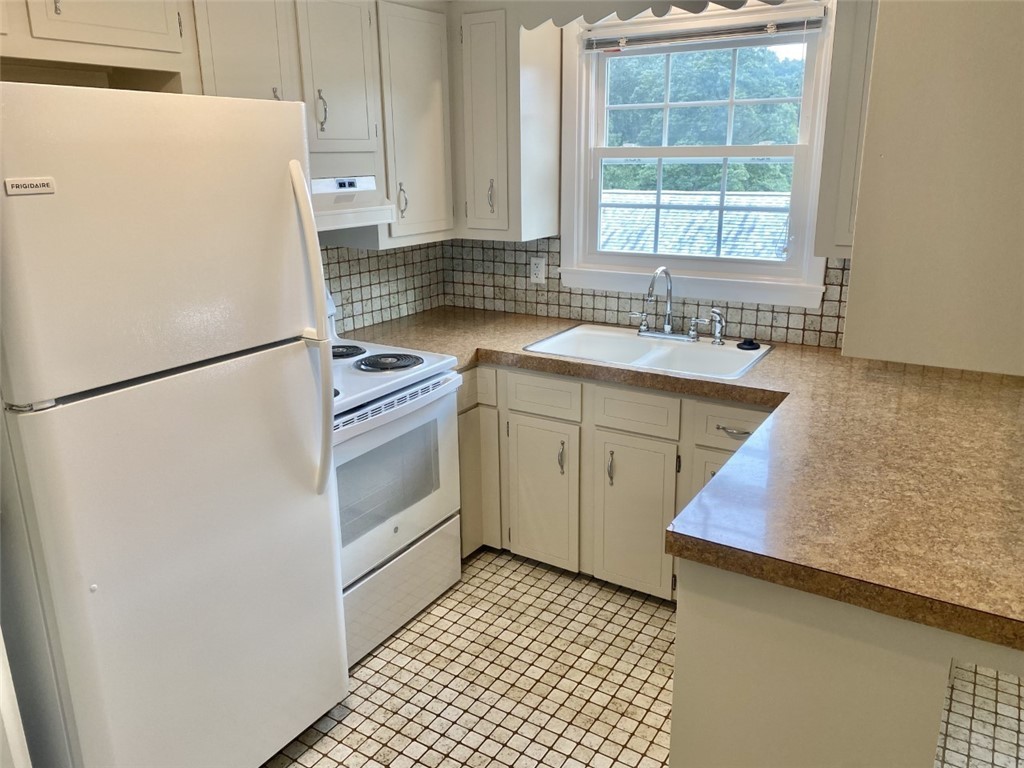 22 Laurel Lane Lincoln, RI 02865 - Photo 13 of 29 Eat In Kitchen