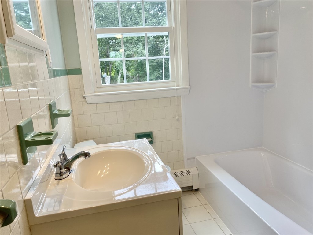 22 Laurel Lane Lincoln, RI 02865 - Photo 27 of 29 Full Bathroom