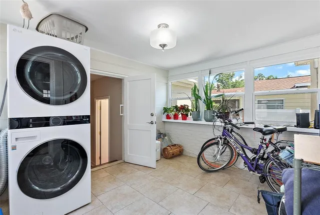 a view of entryway with washer and dryer