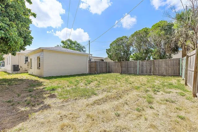 a view of a backyard